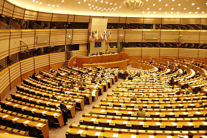 Niektórzy europosłowie z Polski zatrudniają rzesze asystentów