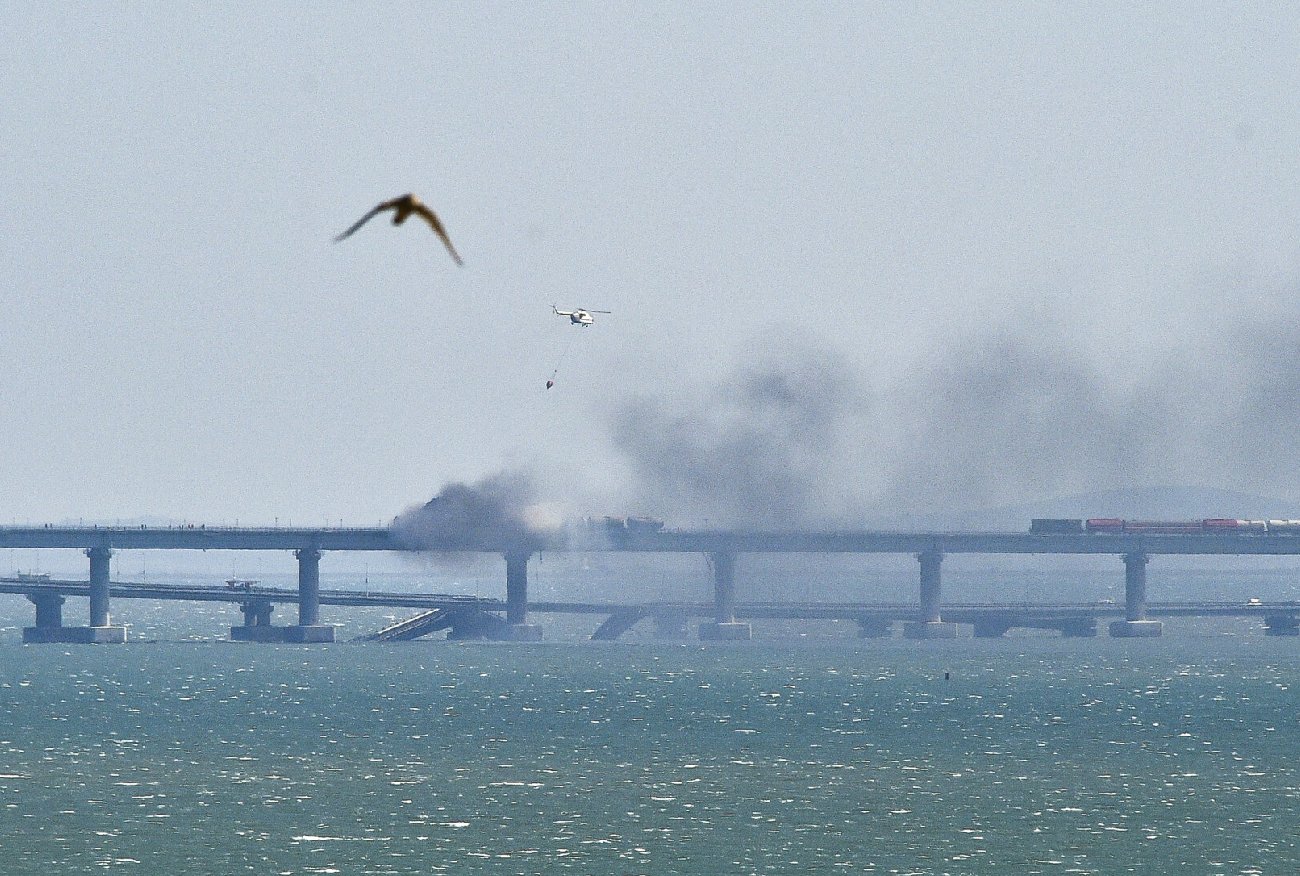 Atak na Most Krymski. Rosjanie nagrali wybuchy i kłęby dymu na Krymie.