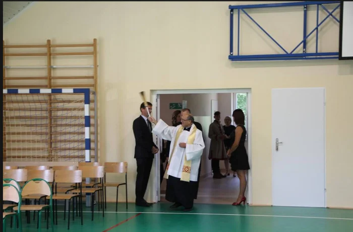 Kilka dni temu ksiądz święcił szkołę w Siekierczynie