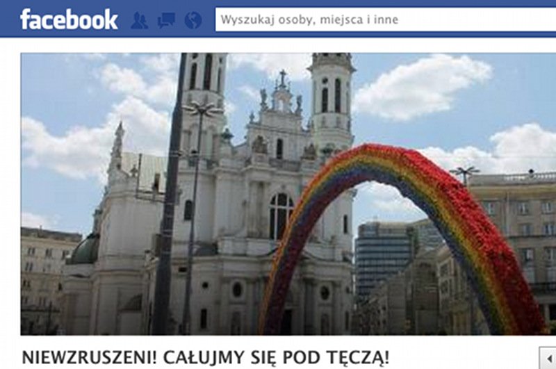 Happening "Całujmy się pod tęczą" jako protest przeciwko spaleniu konstrukcji