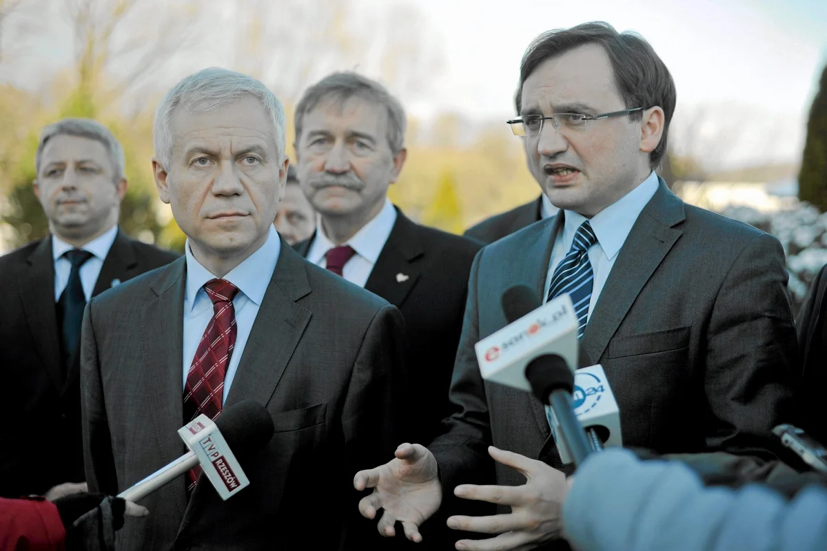 Partie małe i pozaparlamentarne potrzebują najwięcej uwagi mediów. Poseł Mularczyk przekonuje nas jednak, że nie wpływa to negatywnie na nich jako posłów.