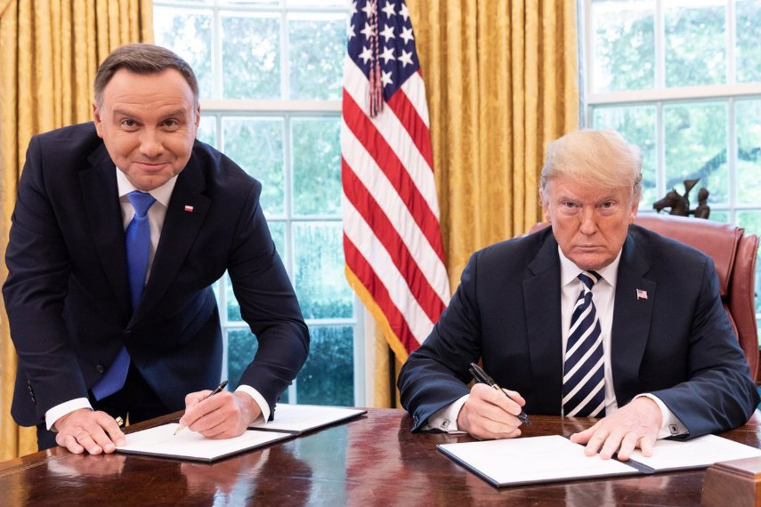 Andrzej Duda wyjaśnił w wywiadzie dla Sieci, dlaczego podpisał deklarację o współpracy z Donaldem Trumpem na stojąco.