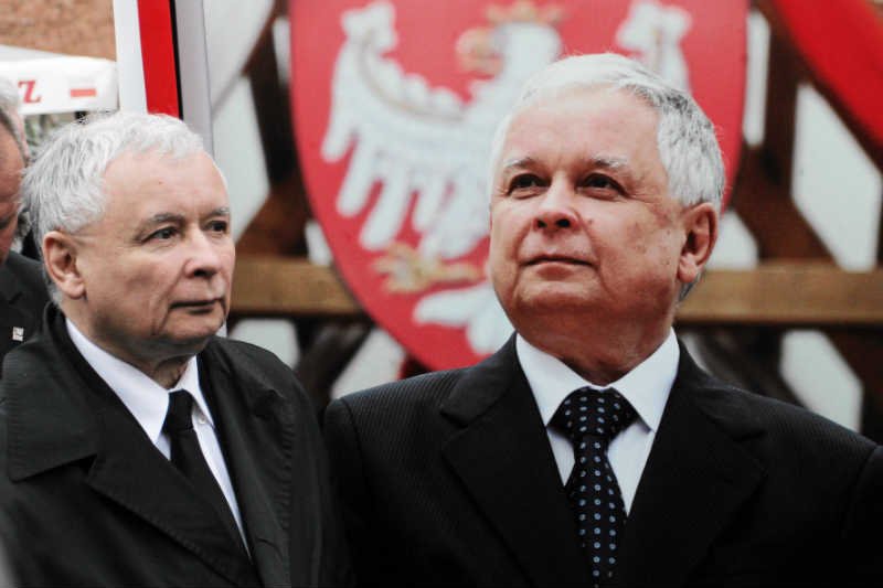 Jarosław Kaczyński otwiera kolejne wystawy (tu w 2012 r. w Krakowie) i odsłania kolejne pomniki, ale nie realizuje politycznej doktryny swojego brata.