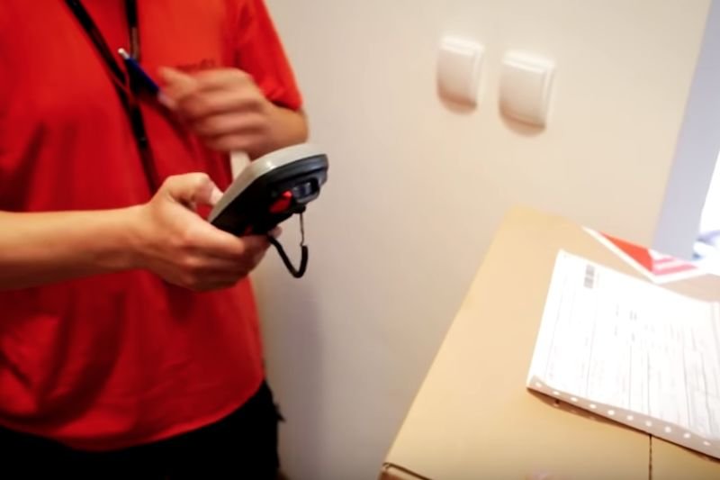 Kurierzy w czasie epidemii mają ruch jak przed świętami. Niektórzy pracują bez podstawowego zabezpieczenia. (Zdjęcie ilustracyjne)