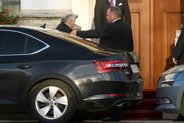 Prezes Jarosław Kaczyński w drodze na spotkanie z prezydentem Dudą ws. reform sądownictwa.
