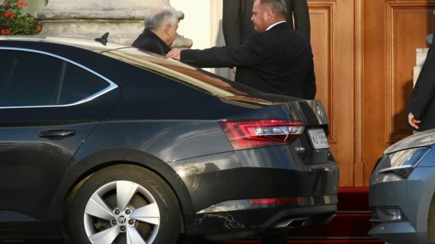 Prezes Jarosław Kaczyński w drodze na spotkanie z prezydentem Dudą ws. reform sądownictwa.