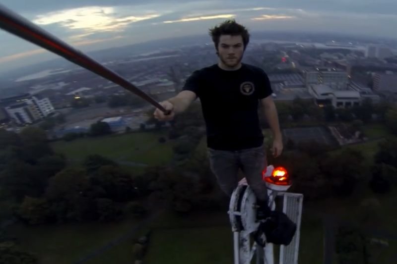 Szukanie idealnego ujęcia do "selfiaczków" pochłonęło życie prawie 260 osób na całym świecie.