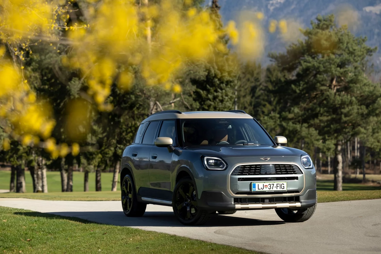 MINI Countryman U25 to jeden z największych małych SUV-ów. Poznajcie 9 wyróżników kompaktowego samochodu, który sprawdzi się w terenie zurbanizowanym i poza nim, odpowiadając na potrzeby zarówno singli, jak i rodzin.