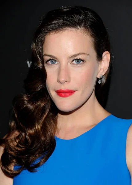 Wąski rozstaw oczu zniwelujemy malując kreskę na górnej powiece zaczynając dopiero od 4-5 rzęsy...jak Liv Tyler