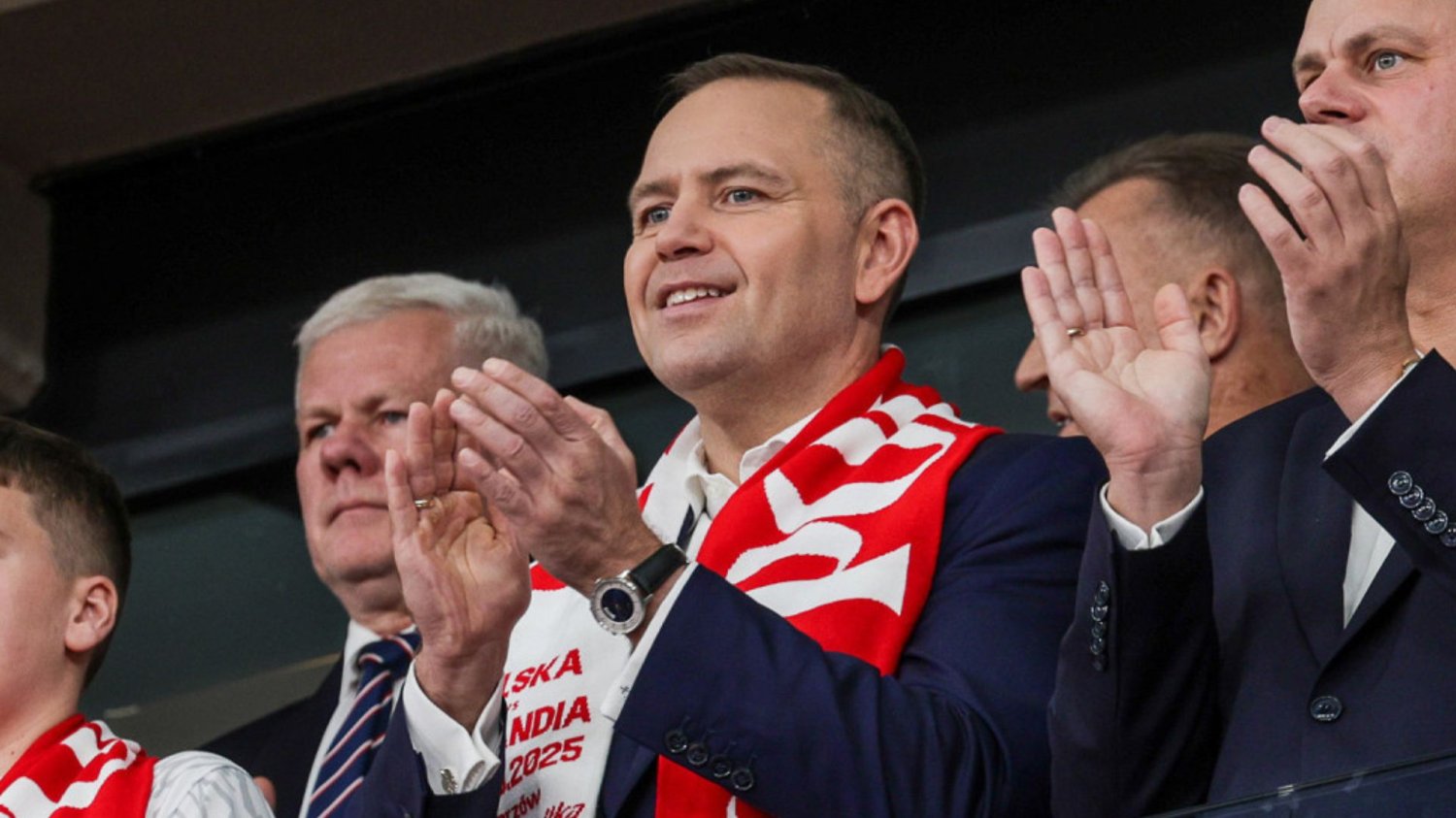 Karol Nawrocki na meczu piłkarskim