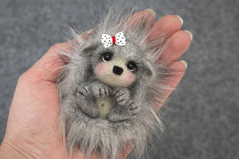 Magdalena Kata zajmuje się rękodziełem artystycznym. Na zamówienie robi misie z wegańskiej surówki, którą kształtuje specjalną igłą.