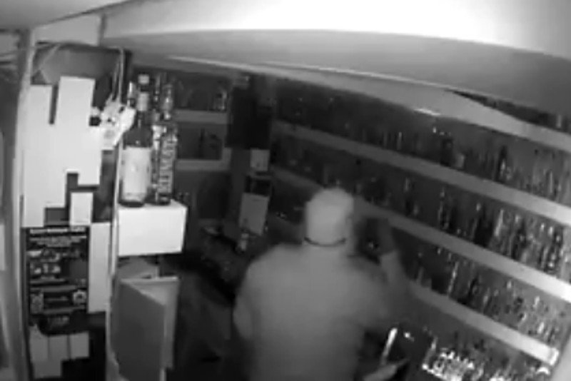 Ten złodziej ukradł butelkę wódki wartą ponad 4 mln złotych. Bardziej zaskakujące jest co zrobił później.