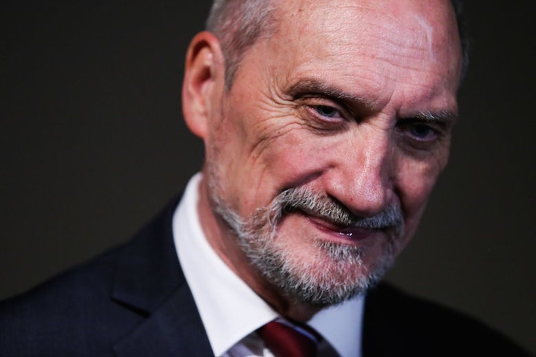 Były szef MON skrytykował tygodnik "Sieci" za publikacje o trotylu na wraku TU-154M.