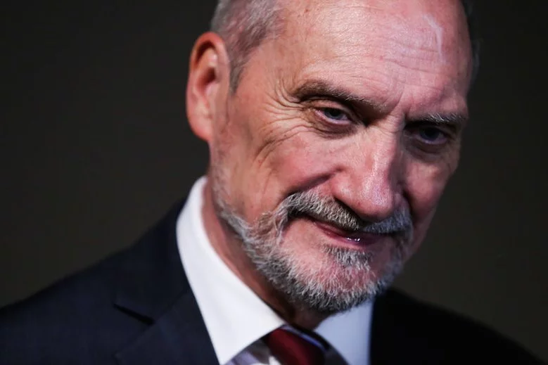 Były szef MON skrytykował tygodnik "Sieci" za publikacje o trotylu na wraku TU-154M.