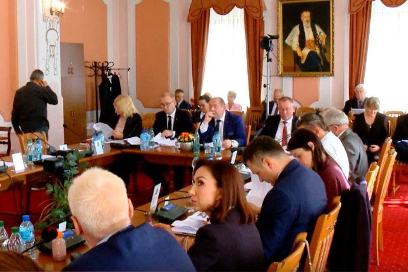 Większość radnych Jarosławia nie poparła pomysłu PiS o wprowadzeniu becikowego.