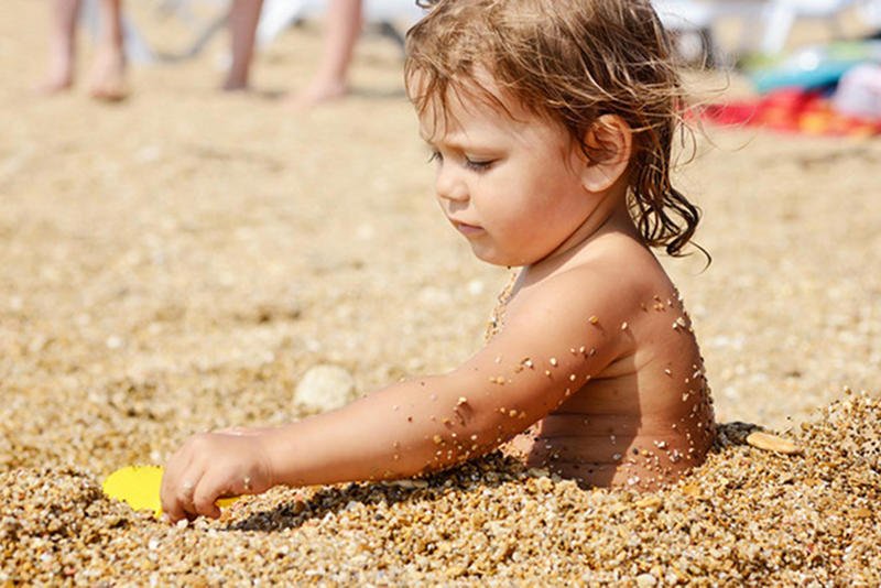 Każde wakacje to debata o dopuszczalności negliżu na plażach.