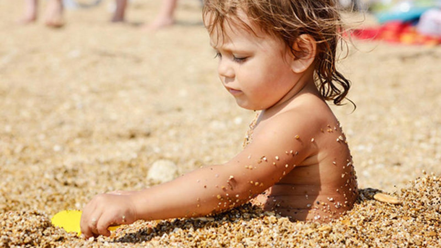 Każde wakacje to debata o dopuszczalności negliżu na plażach.
