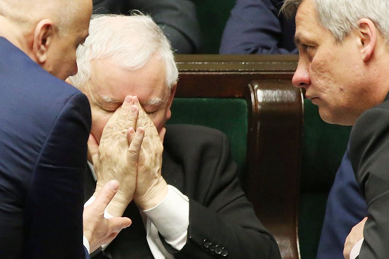 Prezes PiS Jarosław Kaczyński zaczyna mieć powody do zmartwień. Kolejny sondaż wskazuje, że poparcie Polaków dla jego partii powoli, ale sukcesywnie maleje.