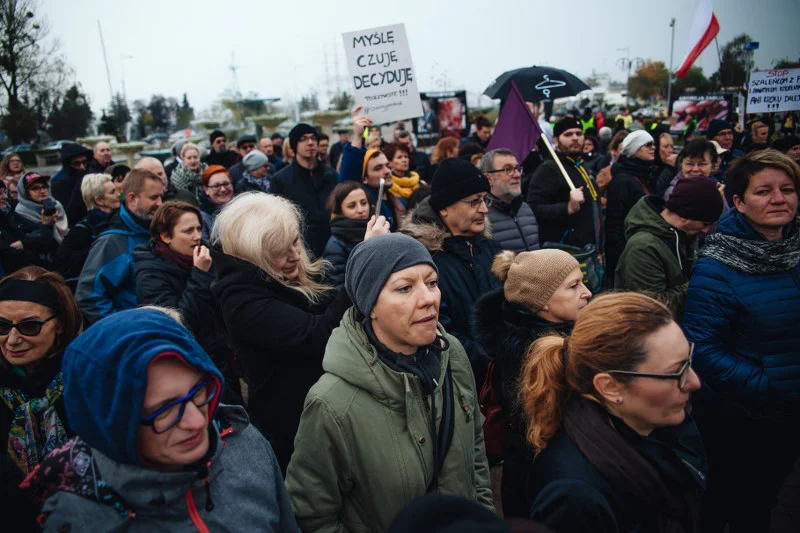 "Nie składamy parasolek" - niedzielny protest w Gdyni w ramach II Ogólnopolskiego Strajku Kobiet