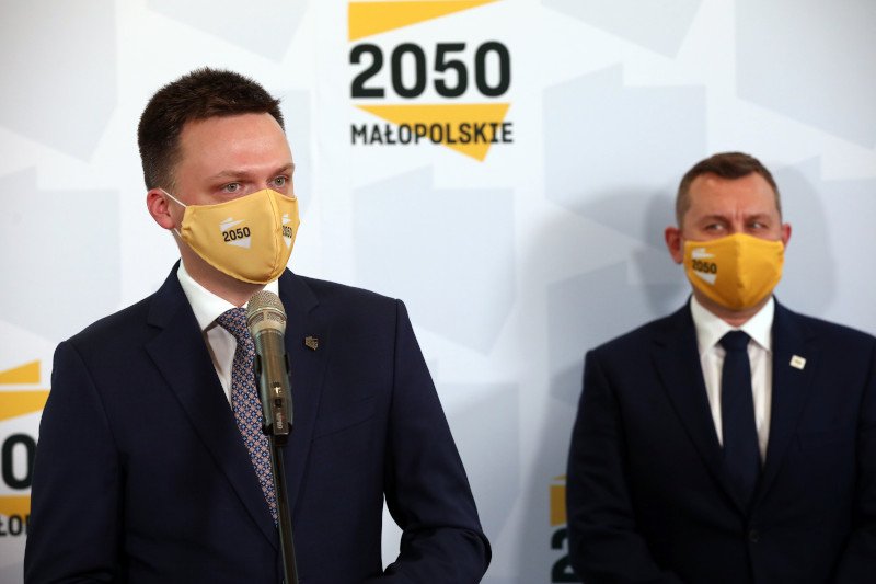 PiS spada z pozycji lidera w sondażu IBSP. Największe poparcie ma ruch Hołowni.