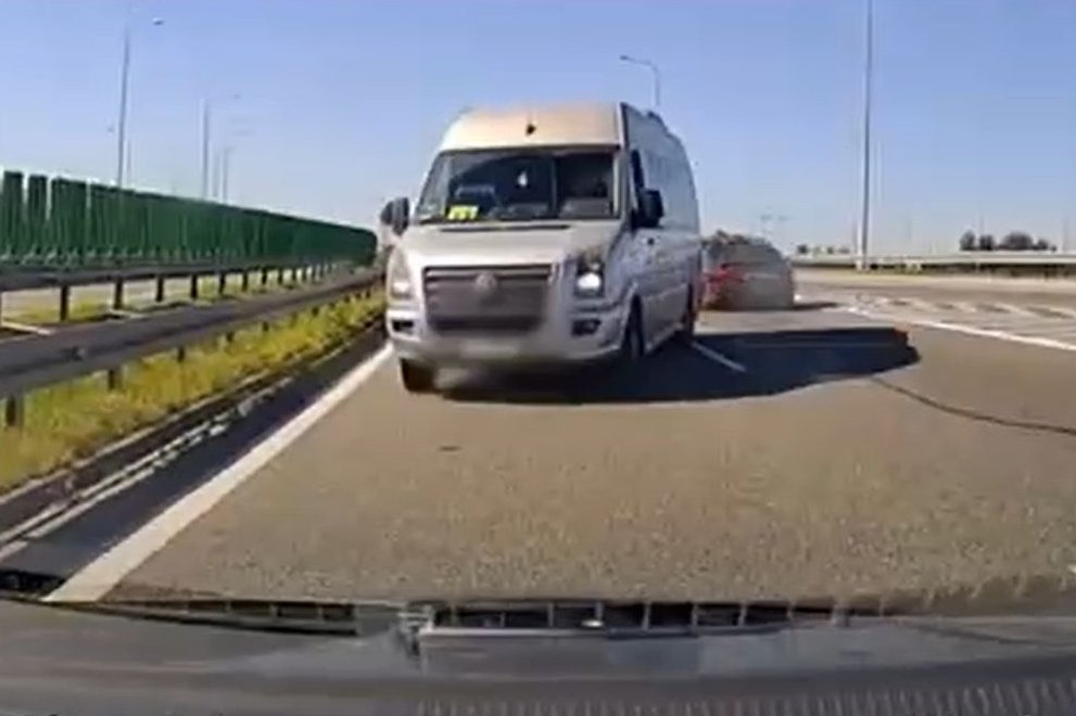 Kierowca busa pełnego dzieci wjechał na drogę ekspresową pod prąd.