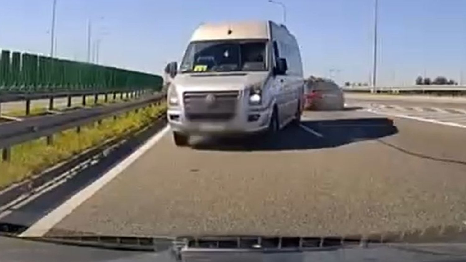 Kierowca busa pełnego dzieci wjechał na drogę ekspresową pod prąd.