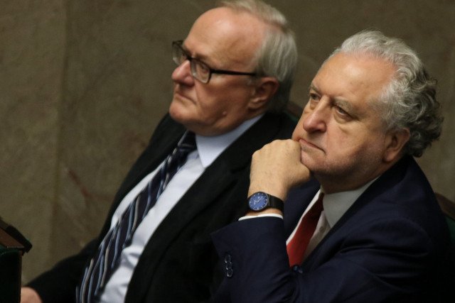 TVP Info opublikowało korespondencję członków TK - prezesa Rzeplińskiego,  wiceprezesa Stanisława Biernata (obaj na zdjęciu) i sędziego Marka Zubika.