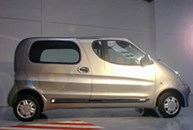 Tata Air Car - samochód wygląda jak rozciągnięte Cinquecento. Niemniej jednak można spodziewać się, że z racji prostej konstrukcji, niskiej ceny i małych kosztów utrzymania, podbije takie kraje, jak Indie.