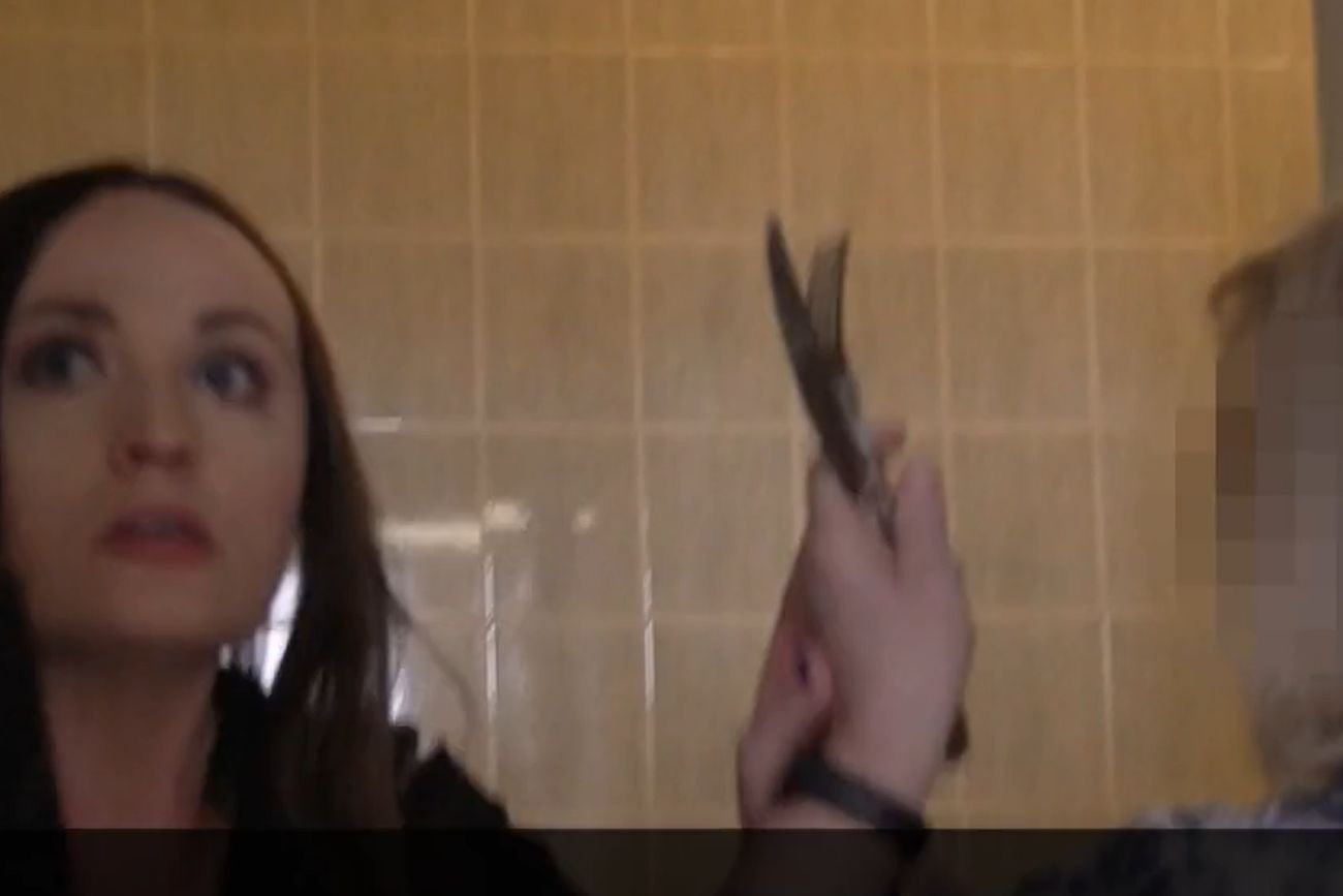 Dziennikarka "Gazety Wyborczej" zrelacjonowała sytuację, w której pracownica Sejmu dopuściła się fizycznej napaści na operatora kamery.