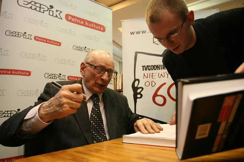 Władysław Bartoszewski na spotkaniu z czytelnikami w salonie EMPiK