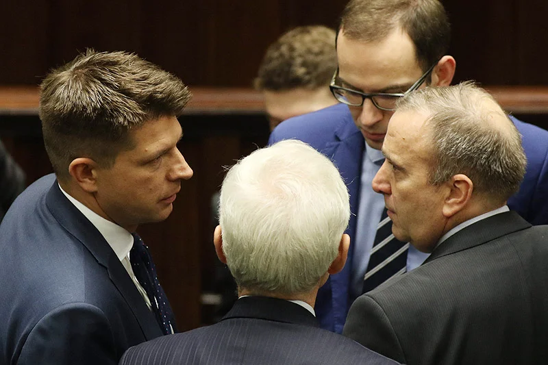 PiS jest wciąć liderem sondaży, bo na opozycji ostro konkurują ze sobą Ryszard Petru i Grzegorz Schetyna.