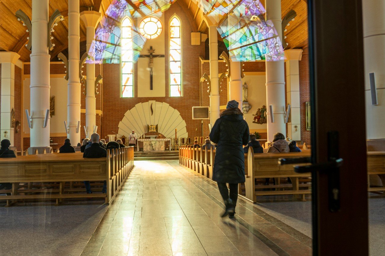 W dwóch kościołach złamano zakaz gromadzenia się powyżej 5 osób. Księza nie przyjęli mandatów.