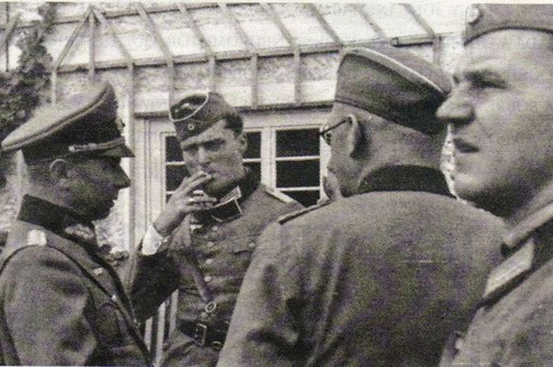 Claus von Stauffenberg (w środku, z papierosem) w czasie walk w Polsce w 1939 roku.
