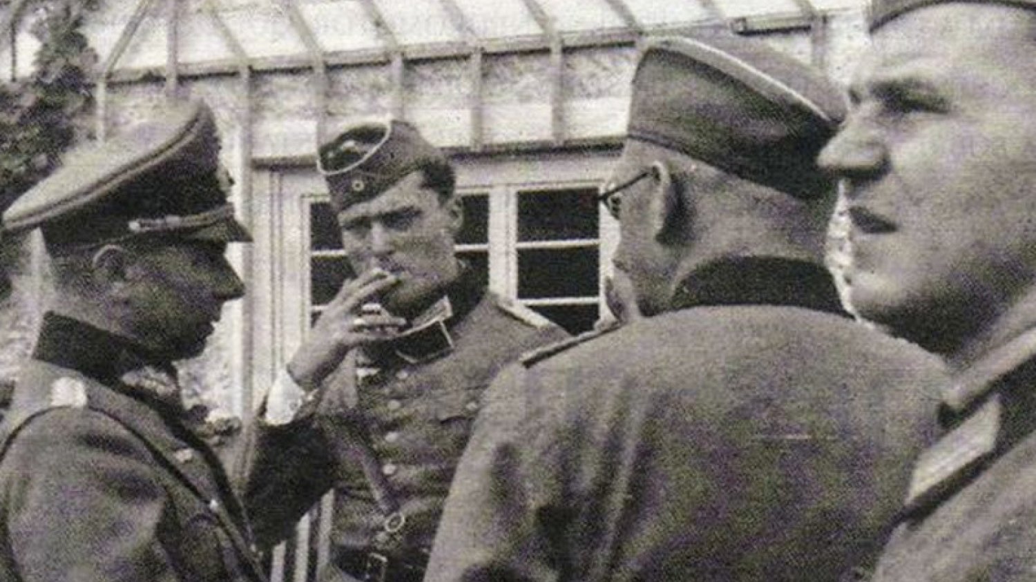 Claus von Stauffenberg (w środku, z papierosem) w czasie walk w Polsce w 1939 roku.