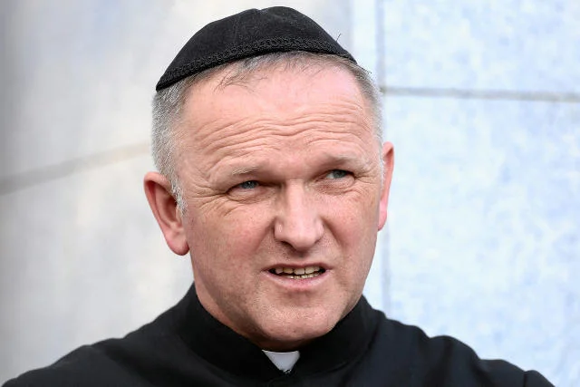 Ks. Lemański został odwołany z funkcji proboszcza Jasienicy w lipcu 2013 r. za publiczne krytykowanie przełożonych. Otrzymał też zakaz wypowiadania się w mediach.