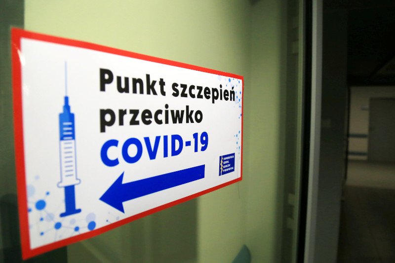 Odwołanie dostawy szczepień do Polski to kwestia sporna.