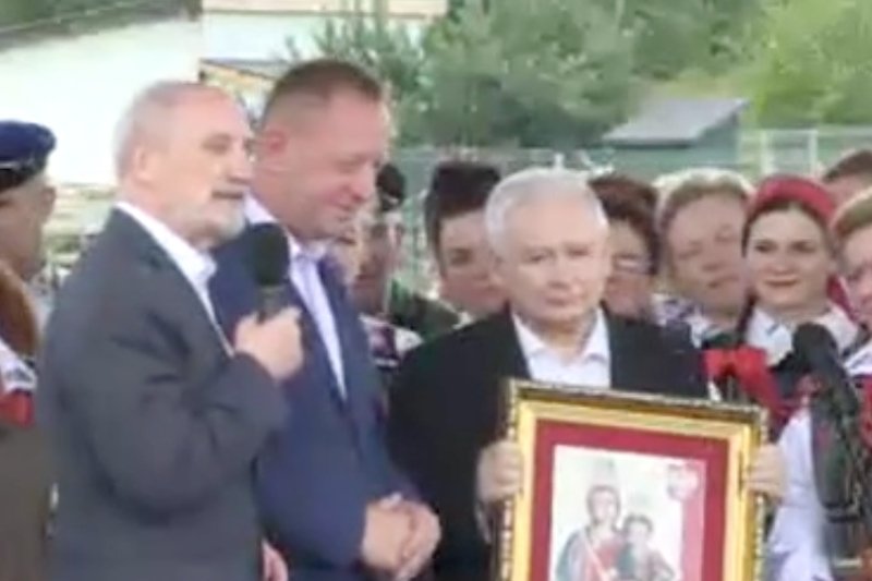 Prezes Kaczyński nie był przeszczęśliwy z powodu podarku.