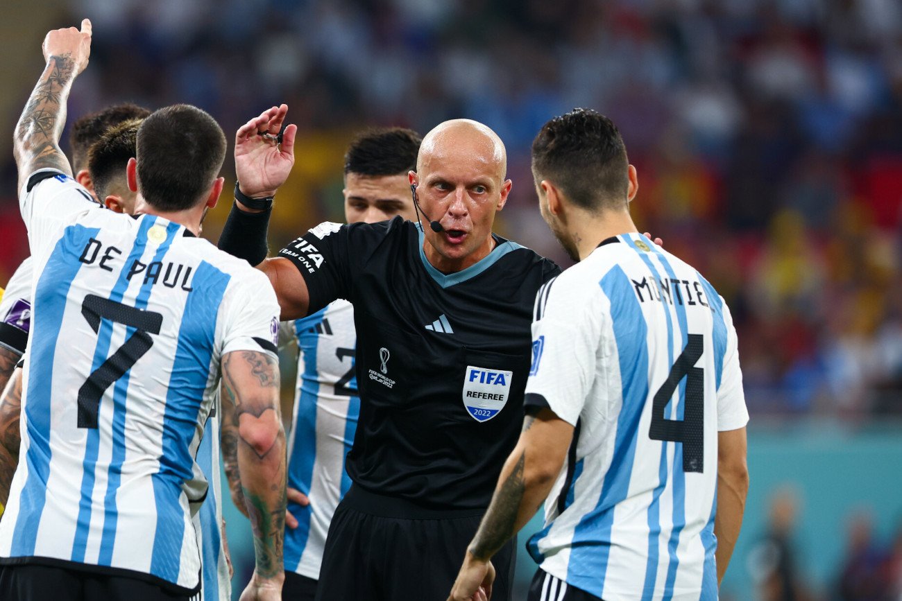 Szymon Marciniak na MŚ 2022 sędziował w dwóch meczach. Ostatnio w 1/8 finału poprowadził starcie Argentyny z Australią.