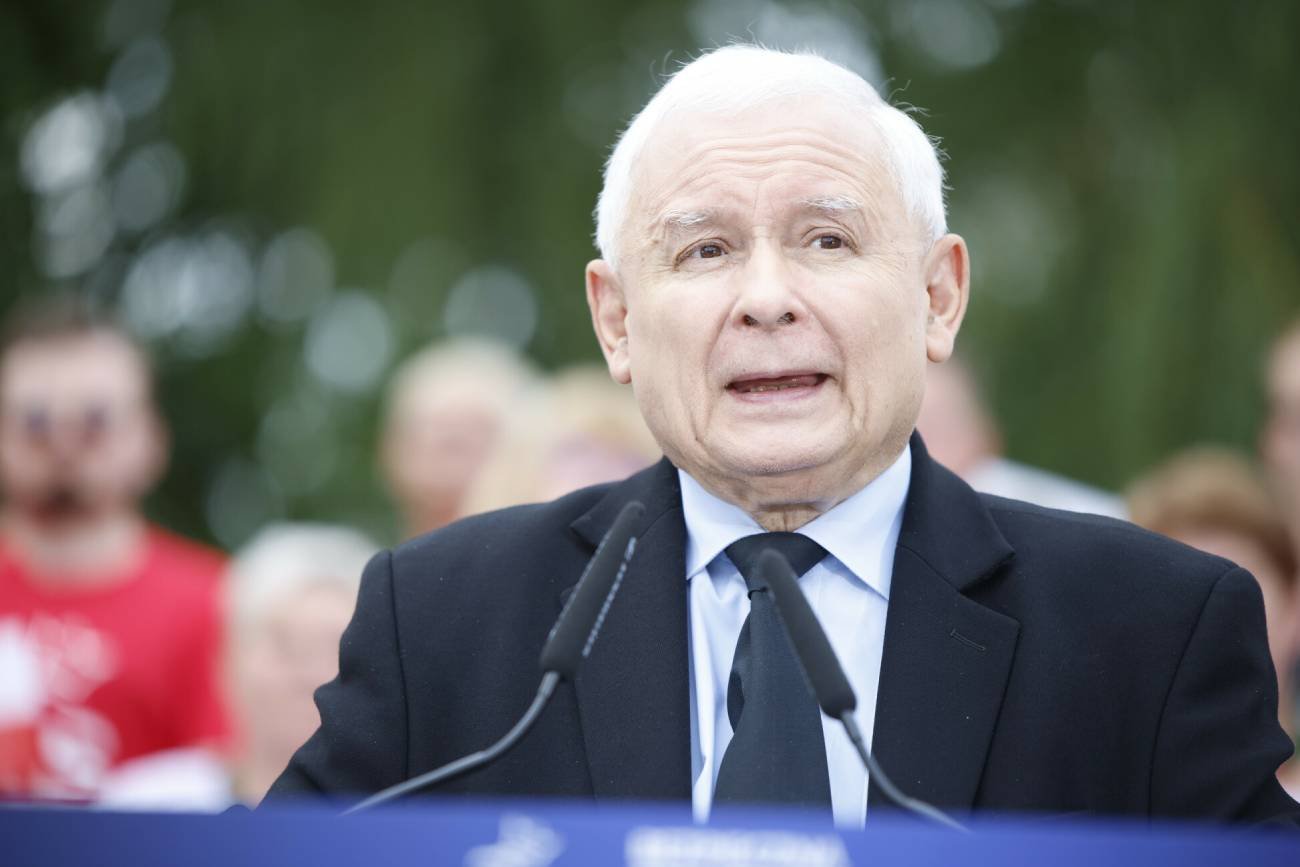 Nowy sondaż daje PiS zwycięstwo, ale partii Jarosława Kaczyńskiego wciąż daleko do samodzielnej większości