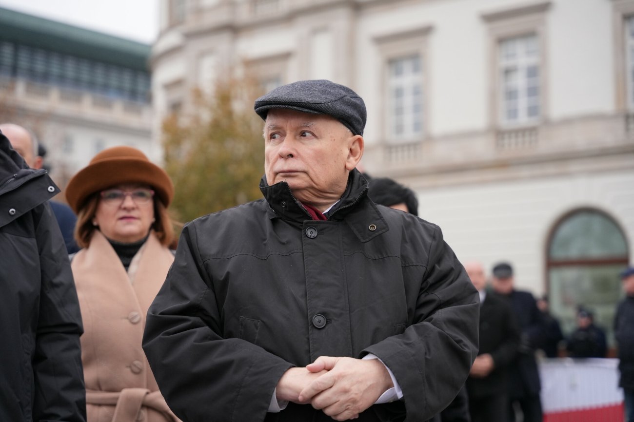 Jarosław Kaczyński w płaszczu i czapce na Placu Piłsudskiego w Warszawie.