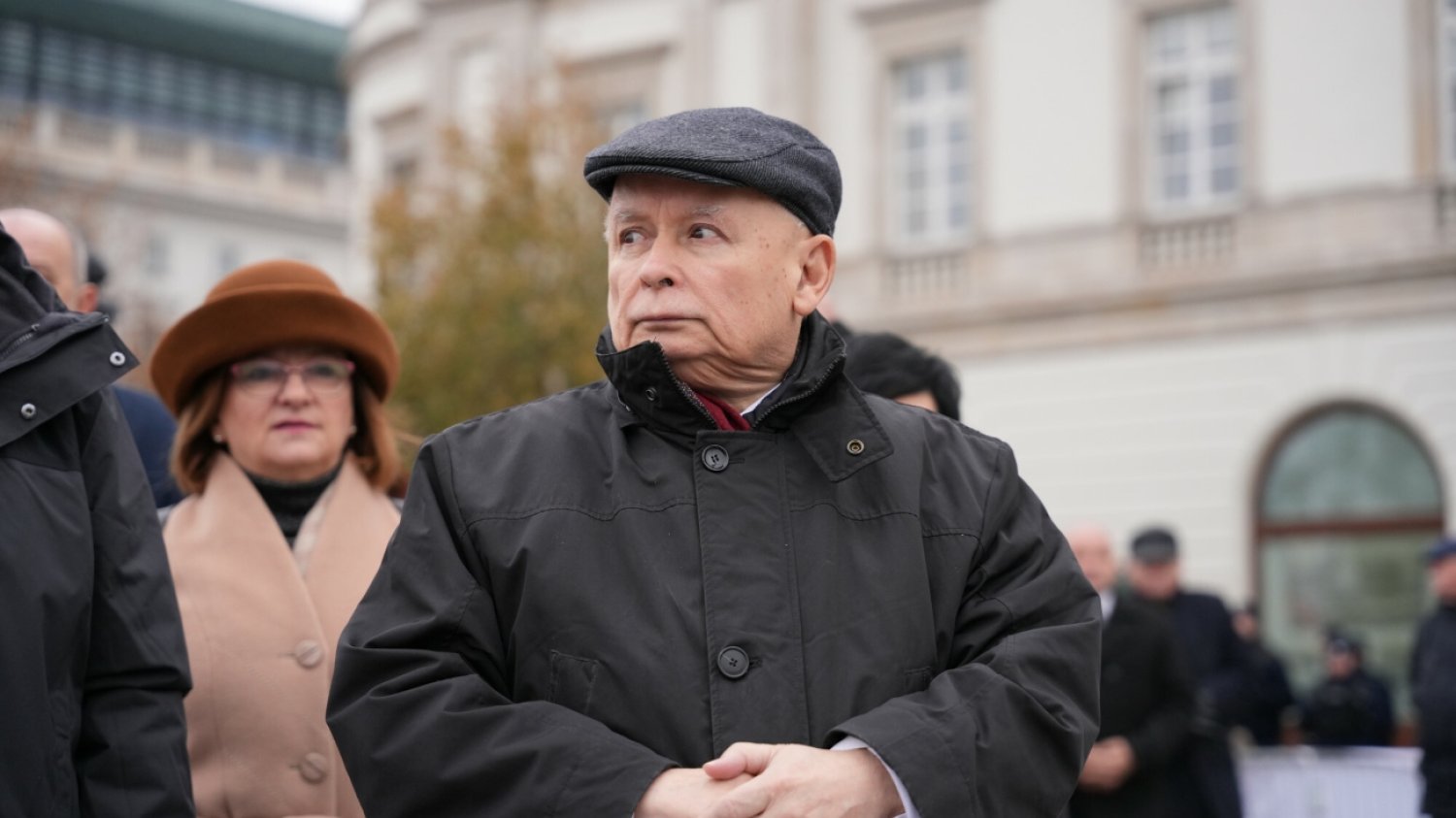 Jarosław Kaczyński w płaszczu i czapce na Placu Piłsudskiego w Warszawie.