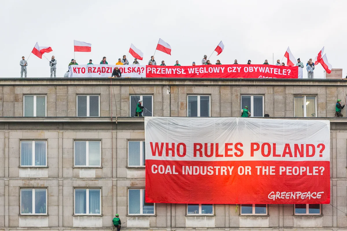 Aktywiści Greenpeace wspięli się na budynek Ministerstwa Gospodarki, pierwszego dnia Szczytu Węgla i Klimatu zorganizowanego przez Światowy Związek Węglowy i wywiesili transparent z hasłem „Kto rządzi Polską? Przemysł węglowy czy obywatele?”