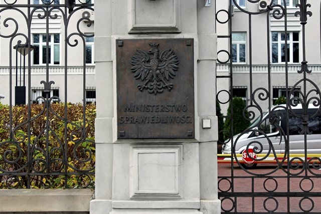 Dlaczego Michał Królikowski ma zostać zastąpiony Moniką Płatek?