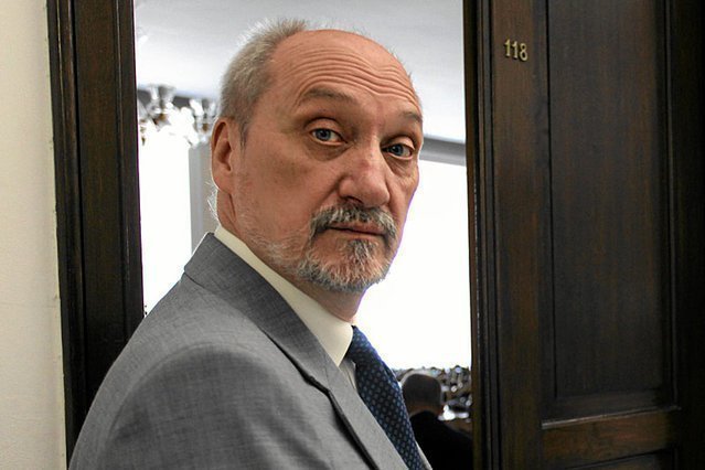 Przy okazji inauguracji Sejmu pojawiły się osoby z najbliższego otoczenia Antoniego Macierewicza.