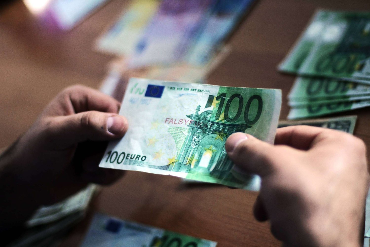 Bony 1000 euro dla każdego na podróże? Tak radzi Nouriel Roubini