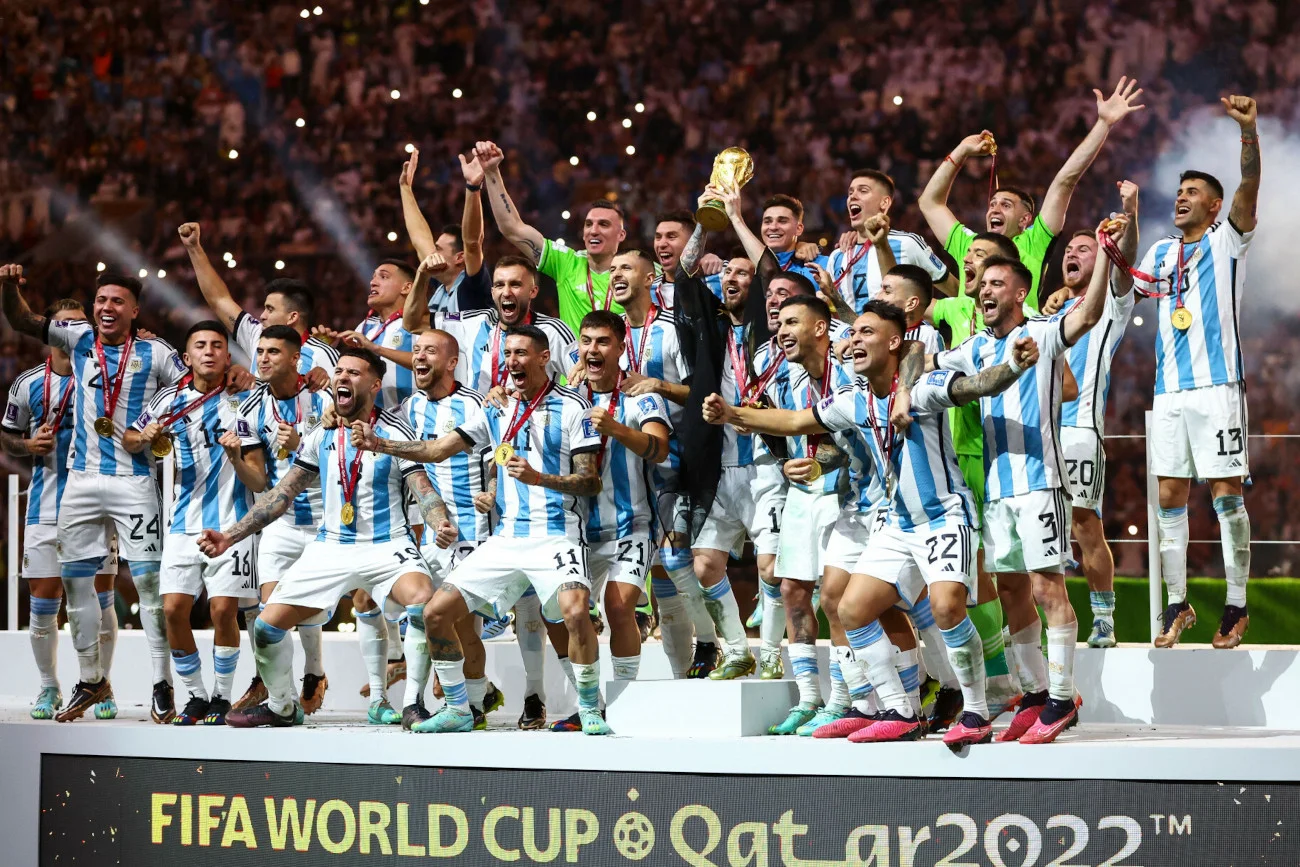 Argentyna sięgnęła po mistrzostwo świata, wygrywając pasjonujący finał mundialu w Katarze z Francją.