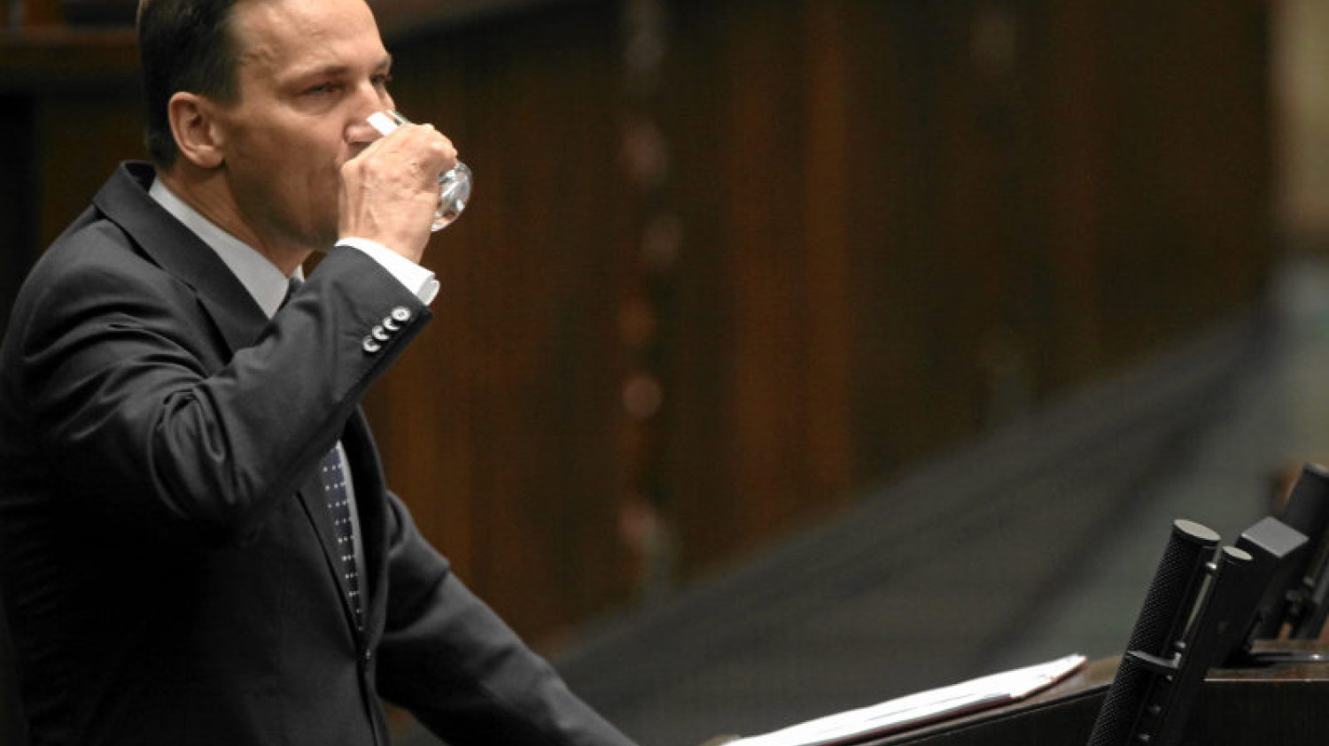 Minister Radosław Sikorski jest krytykowany za wydatki MSZ na cele gastronomiczne