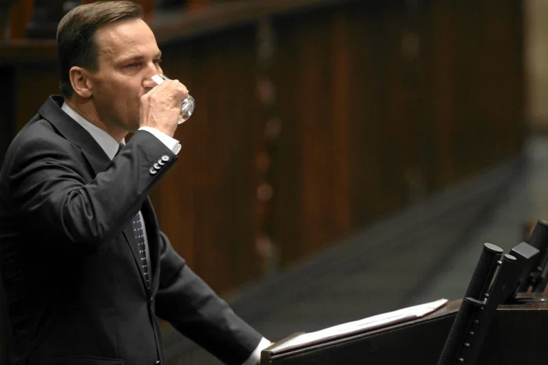 Minister Radosław Sikorski jest krytykowany za wydatki MSZ na cele gastronomiczne