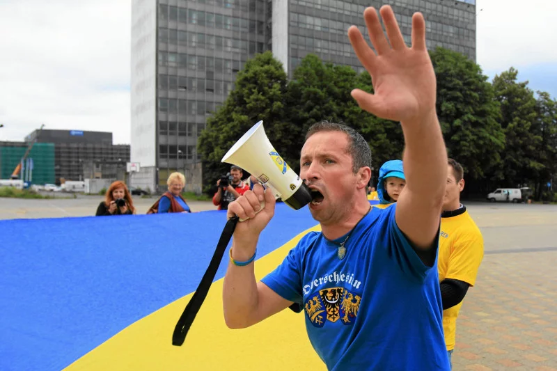 Manifestanci z flagą Śląska.