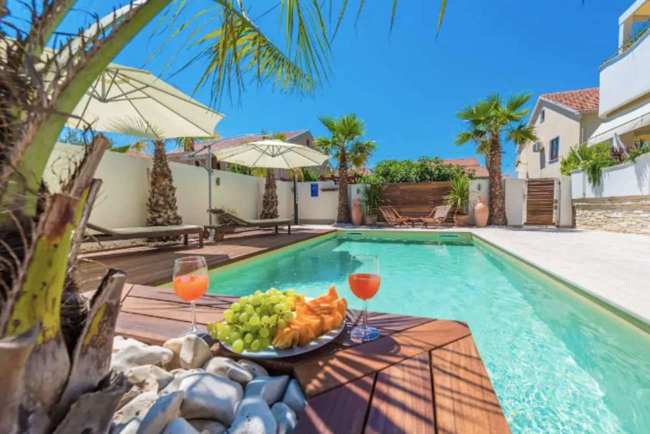 Rajski widok owoce i drinki nad basenem